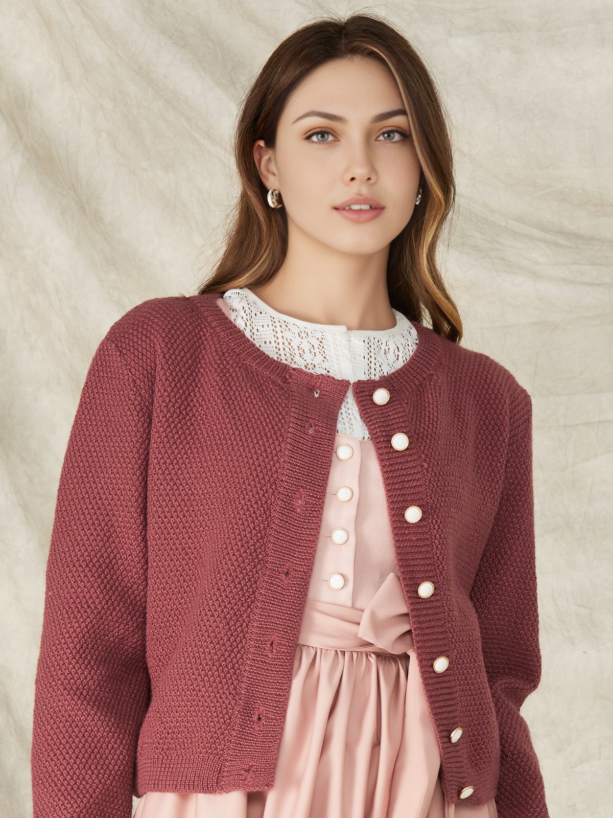 Traditionelles Dirndl in lila mit feinen Stickereien