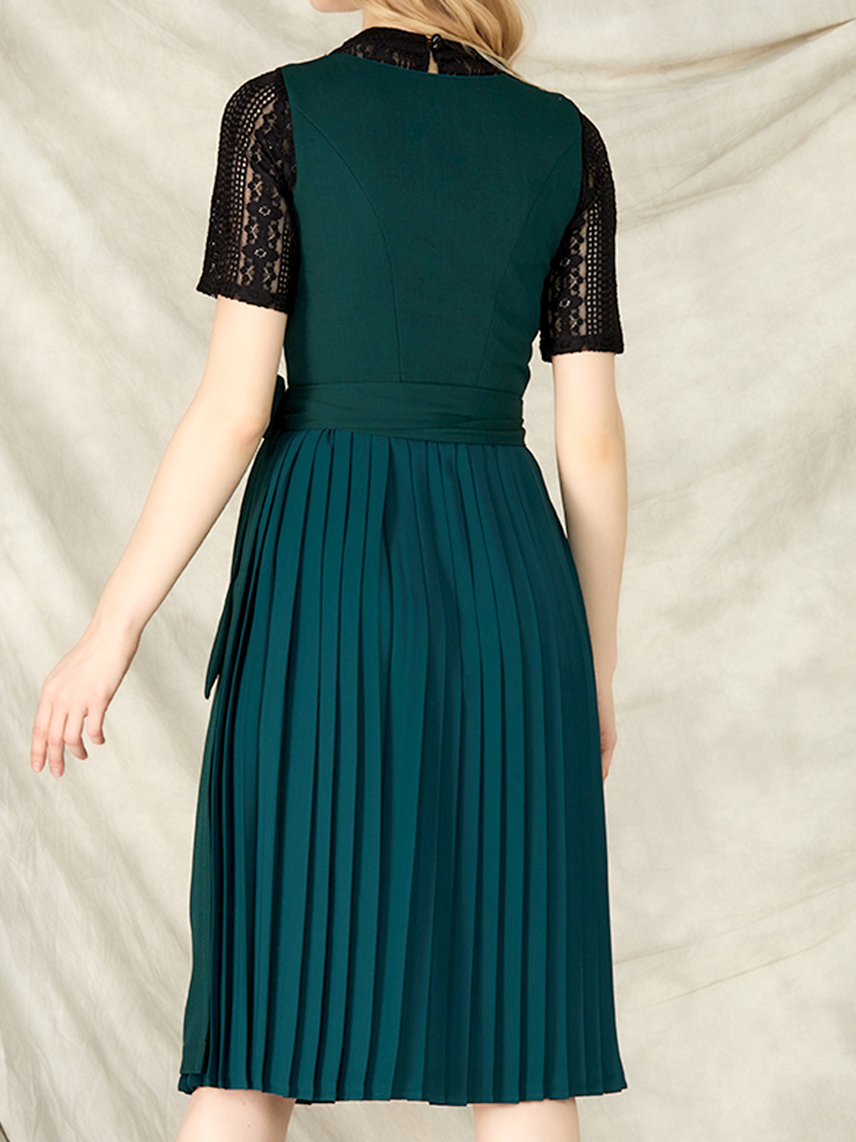 Modernes Dirndl in Grün