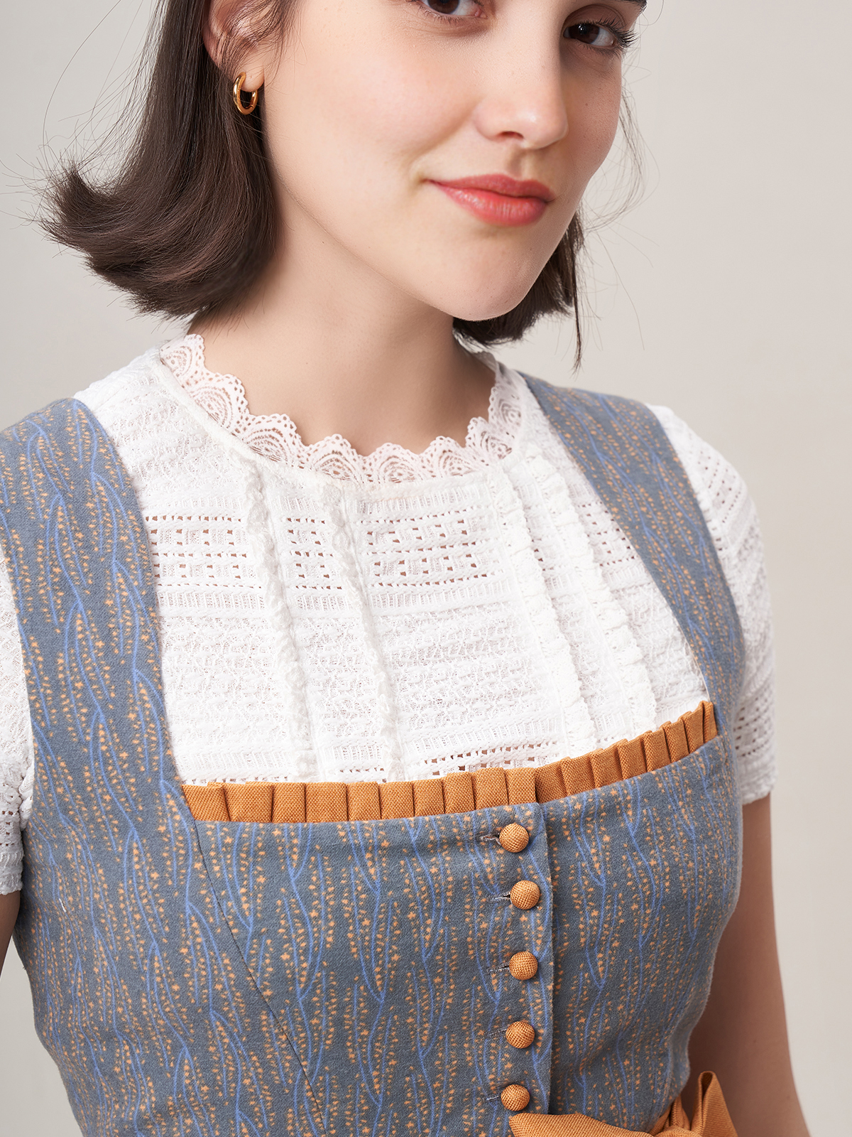Dirndl in Blau und Rosa