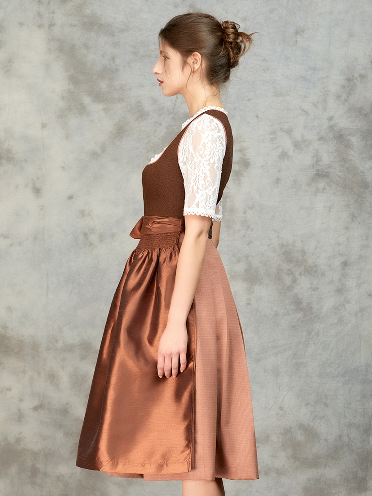 Modernes Dirndl in blau-grün