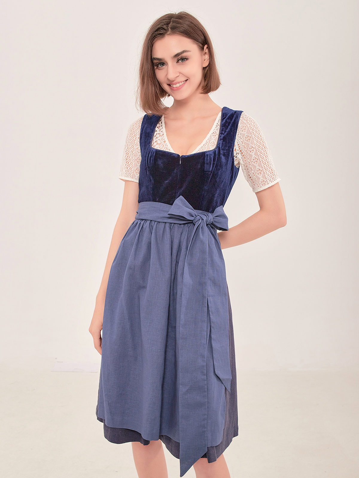 Modernes blaues Dirndl mit floralen Details
