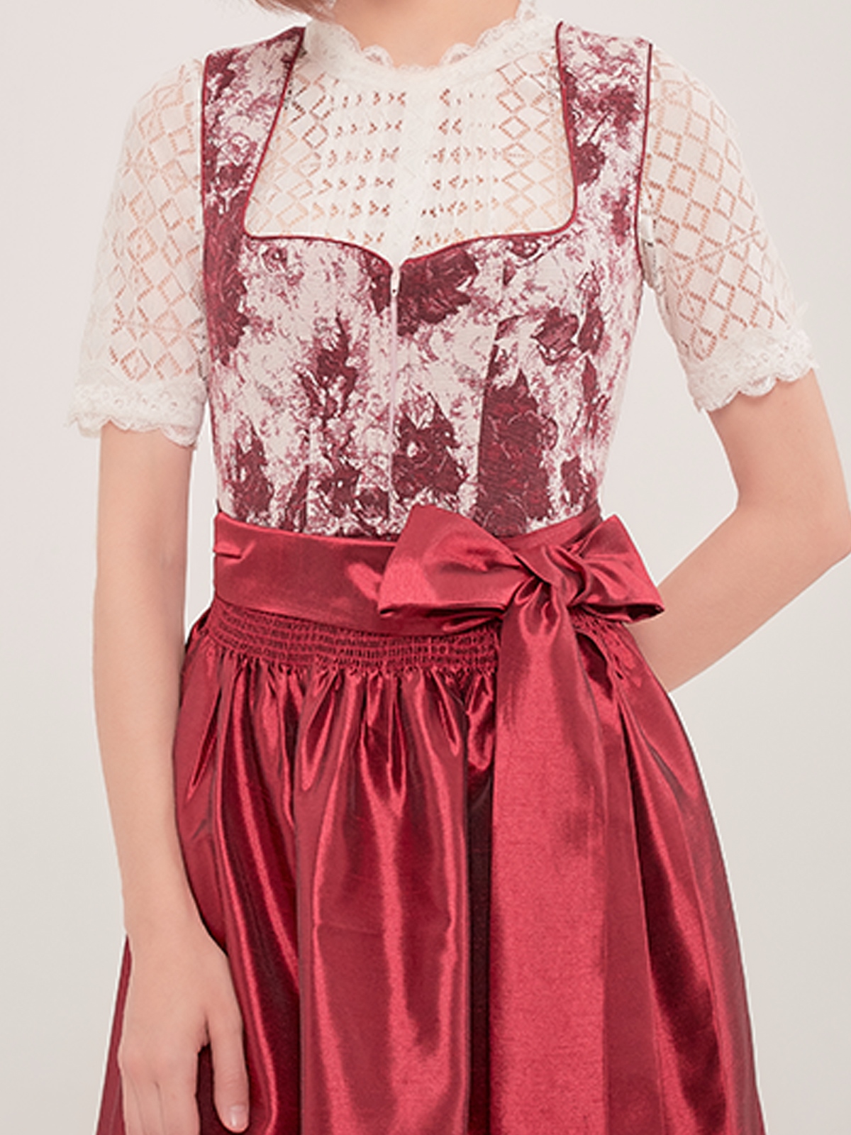 Traditionelles blaues Dirndl mit floralen Details