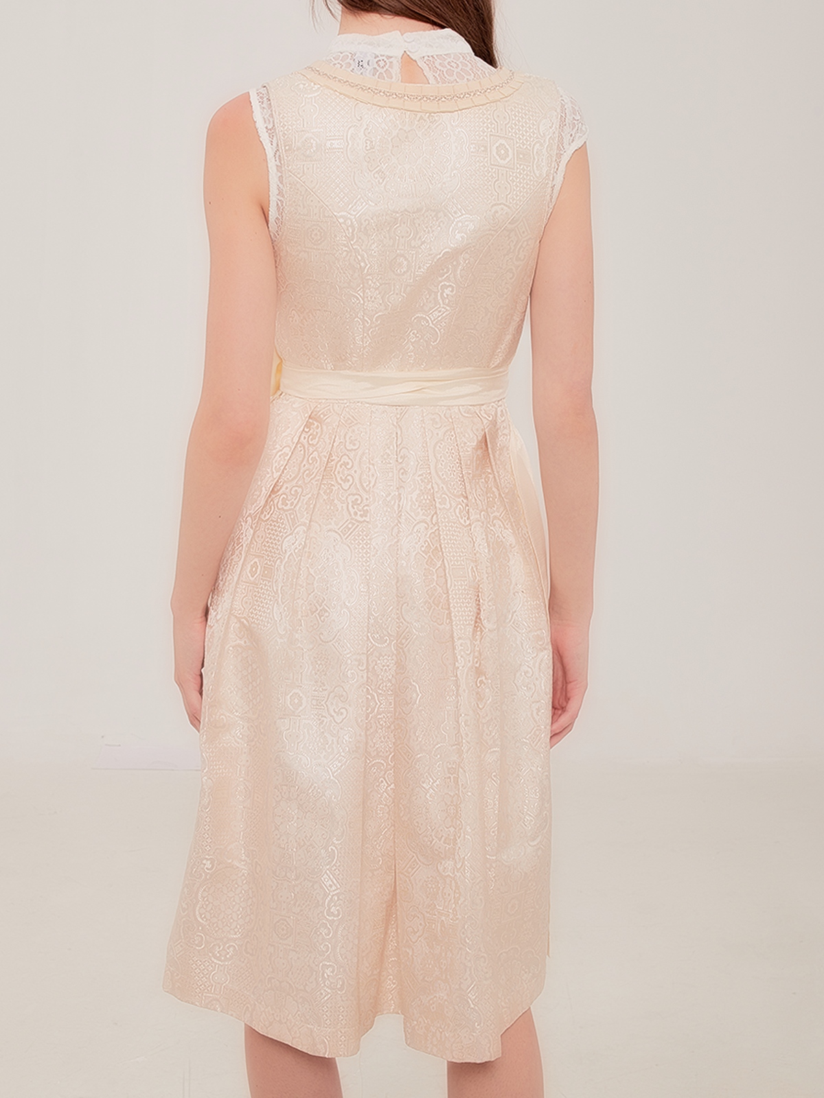 Elegantes weißes Dirndl von Ehreer