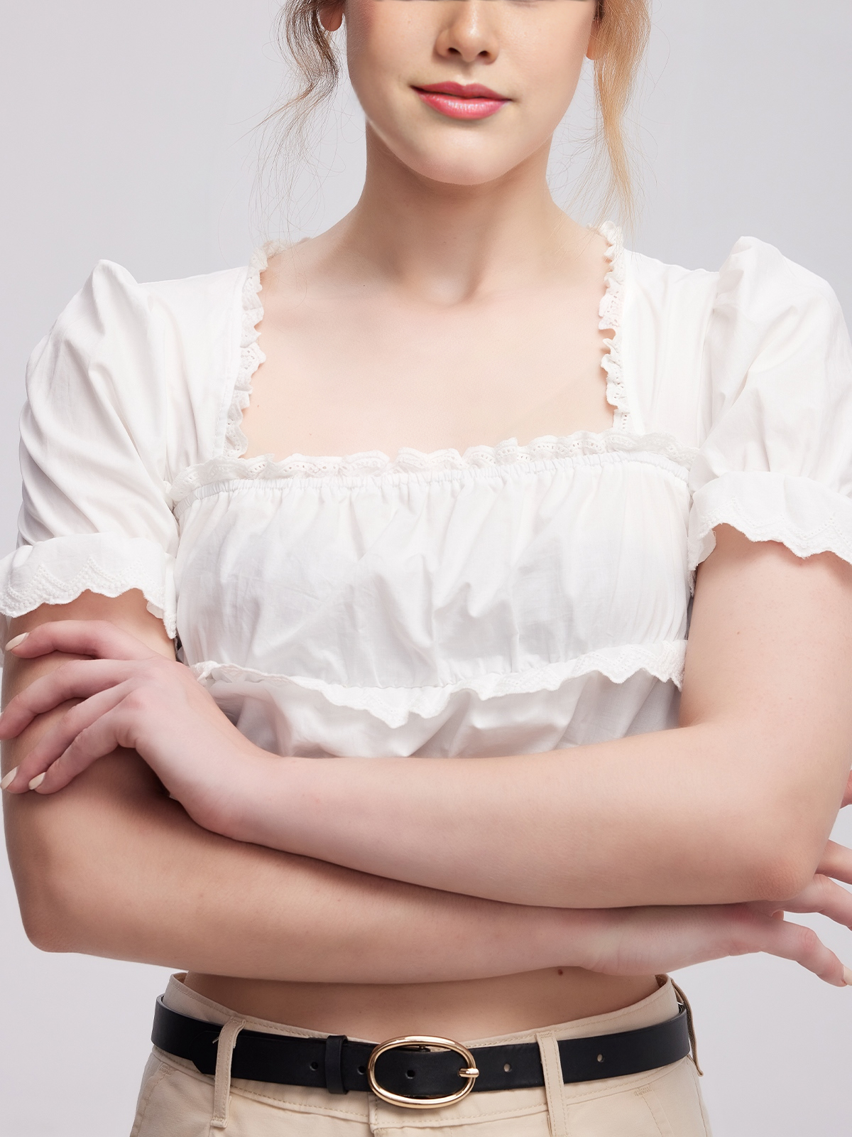 Elegantes schwarzes Dirndl mit weißer Bluse