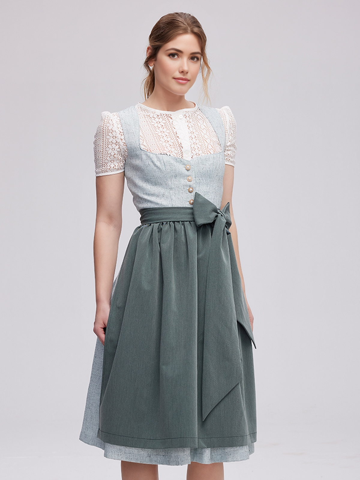 Schwarzes Dirndl mit weißer Bluse