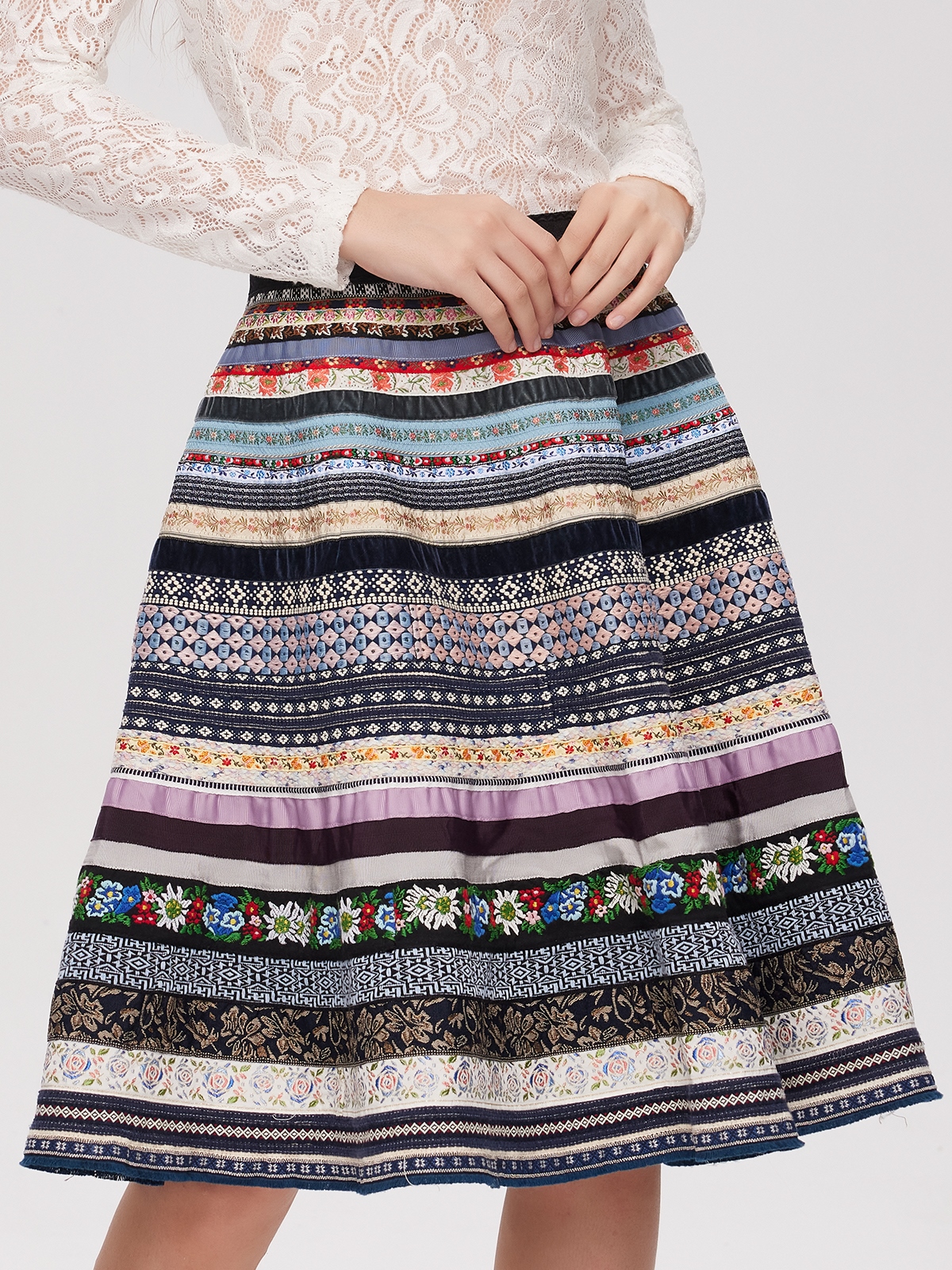 Dirndl in Blau mit traditioneller Schürze