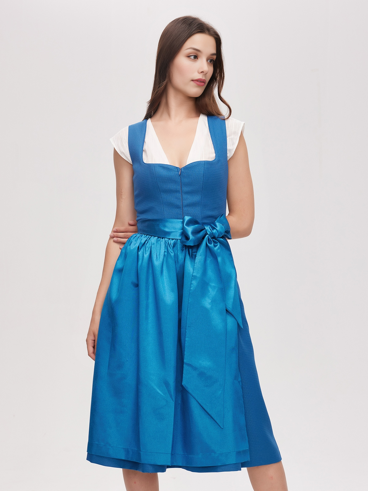 Modernes blaues Dirndl mit floralen Details