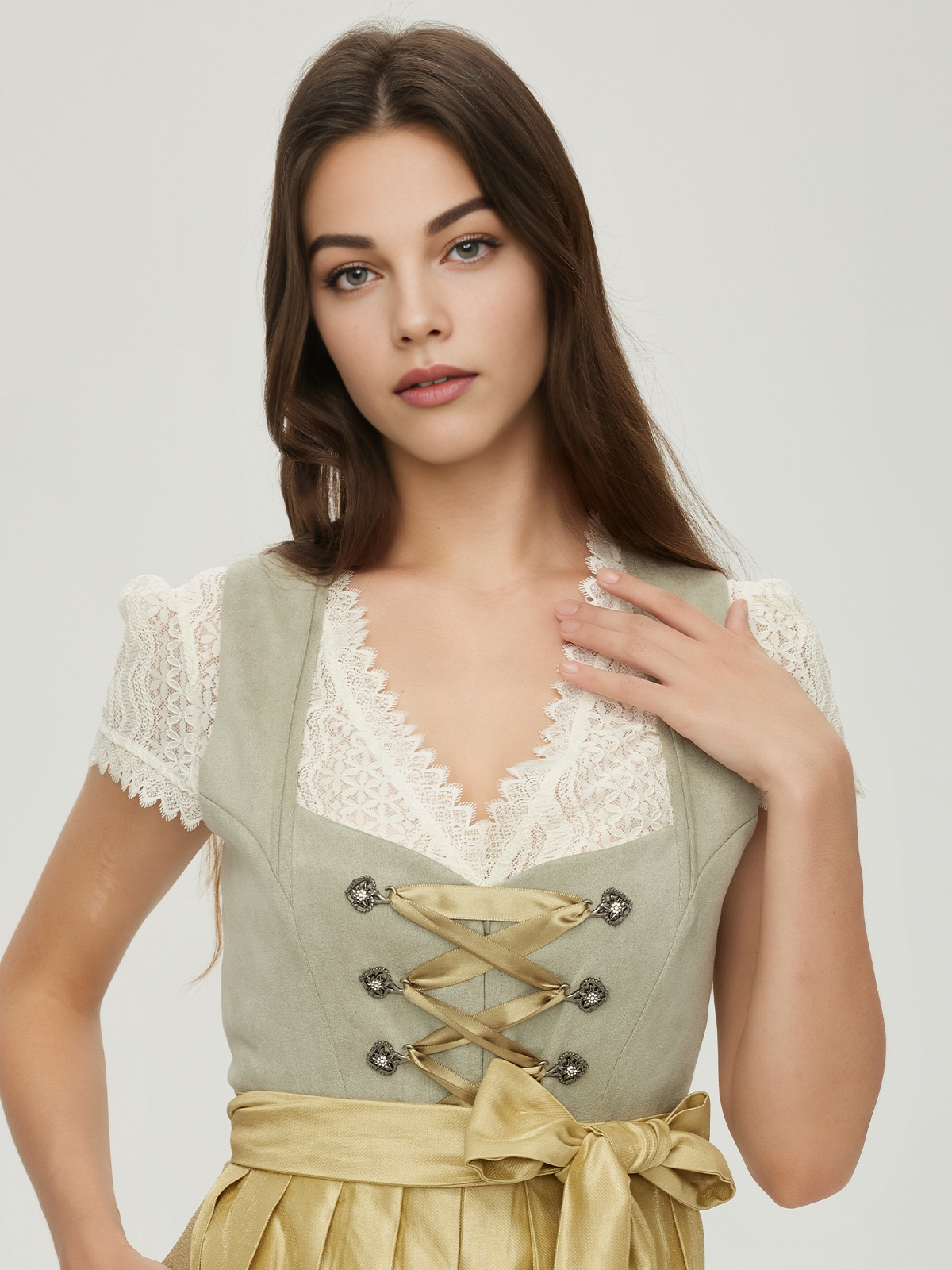 Dirndl in Grün mit passenden Accessoires